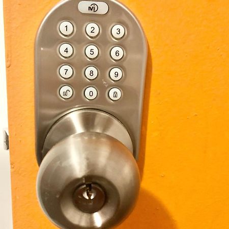 Women Only Rooms - Men Only Rooms - Free Wifi - Coffee Parking - Lockers Miami Buitenkant foto