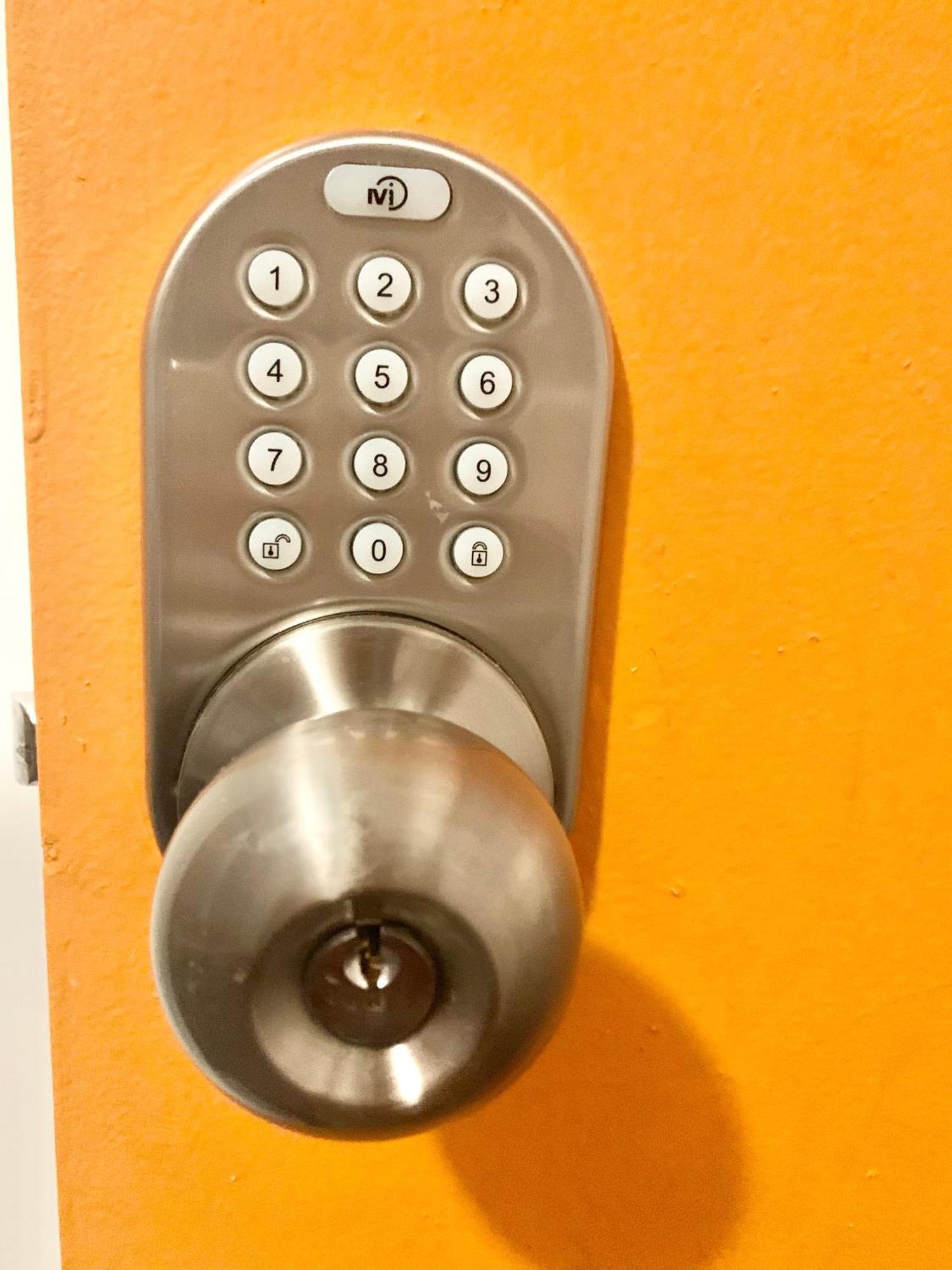 Women Only Rooms - Men Only Rooms - Free Wifi - Coffee Parking - Lockers Miami Buitenkant foto
